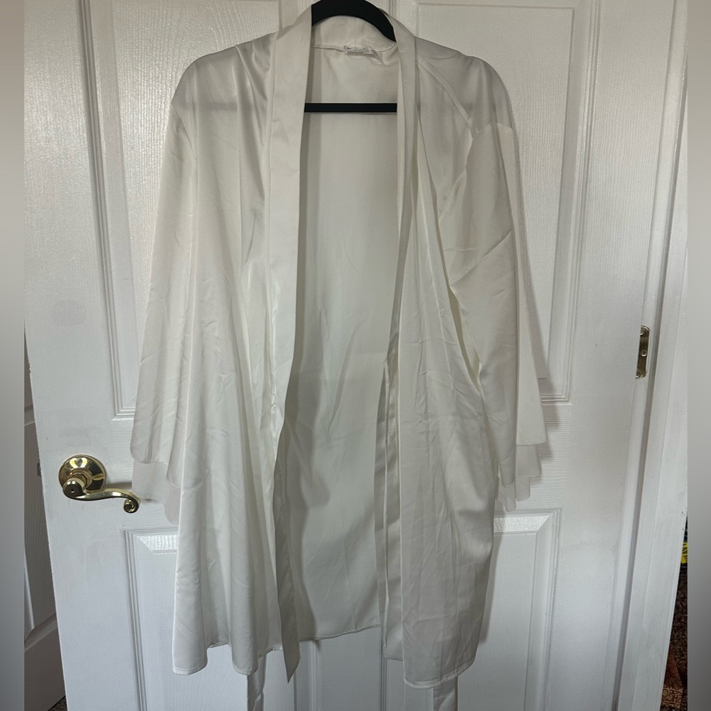 Tulip Short Robe - Picture 2 of 4